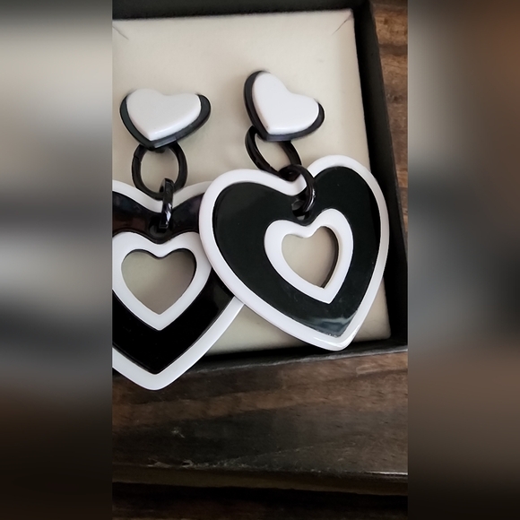 Black and White Heart Earrings - Picture 3 of 5